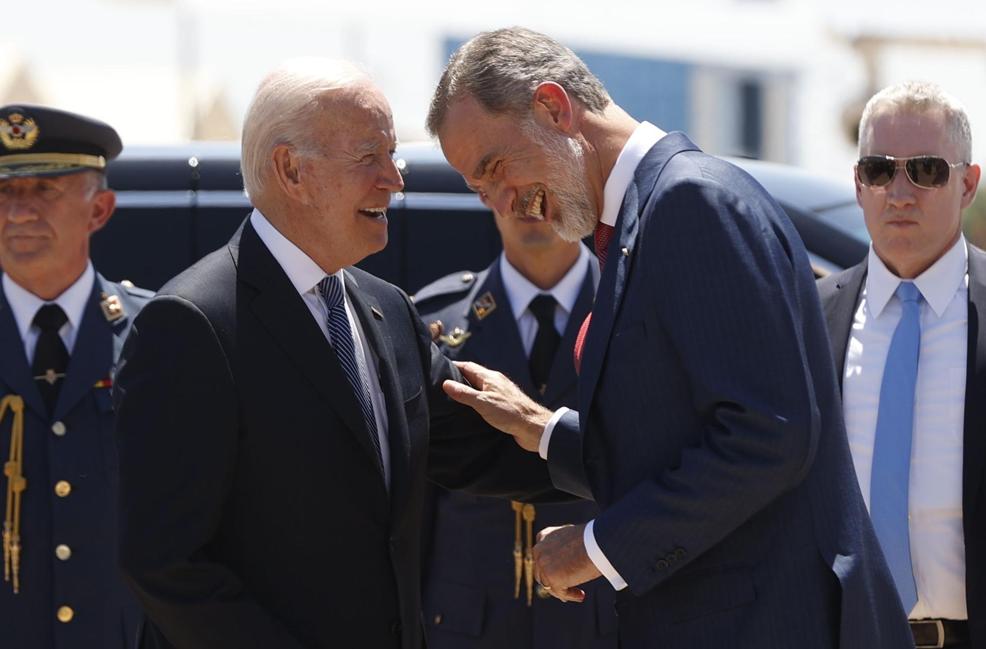 El presidente de EEUU, Joe Biden, junto al rey Felipe VI, en Torrejón de Ardoz.