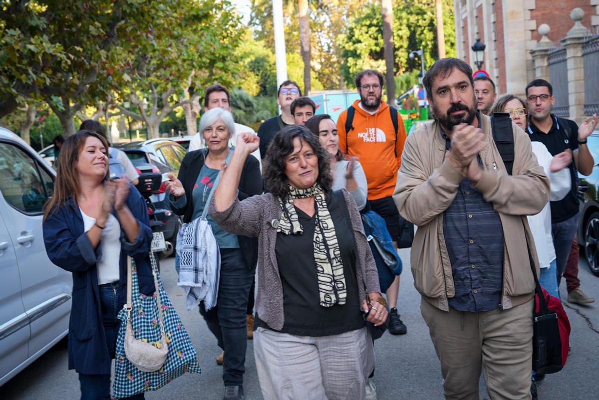 La diputada de la CUP Pilar Castillejo, a su llegada al parlament, tras regresar de la flotilla,compañada por sus compañeros parlamentarios y de partido de la CUP