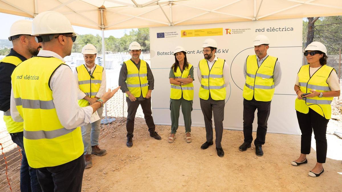 Los representantes institucionales y técnicos del proyecto, durante su visita a la subestación de Sant Antoni