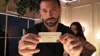 Un comensal de First Dates se la juega en plena cena a su cita y las cámaras graban lo pillan infraganti: "Para no darle un beso"