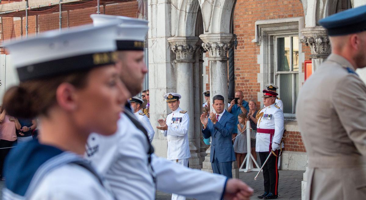 Convent Place, Gibraltar, 3 de mayo.- Desfile de Coronación de Carlos III en Gibraltar