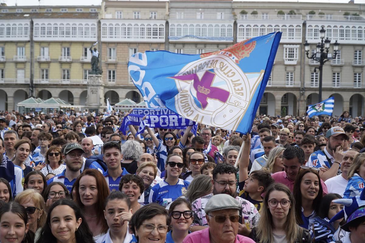 Miles de personas celebraron el ascenso con el Deportivo en la plaza de María Pita de A Coruña