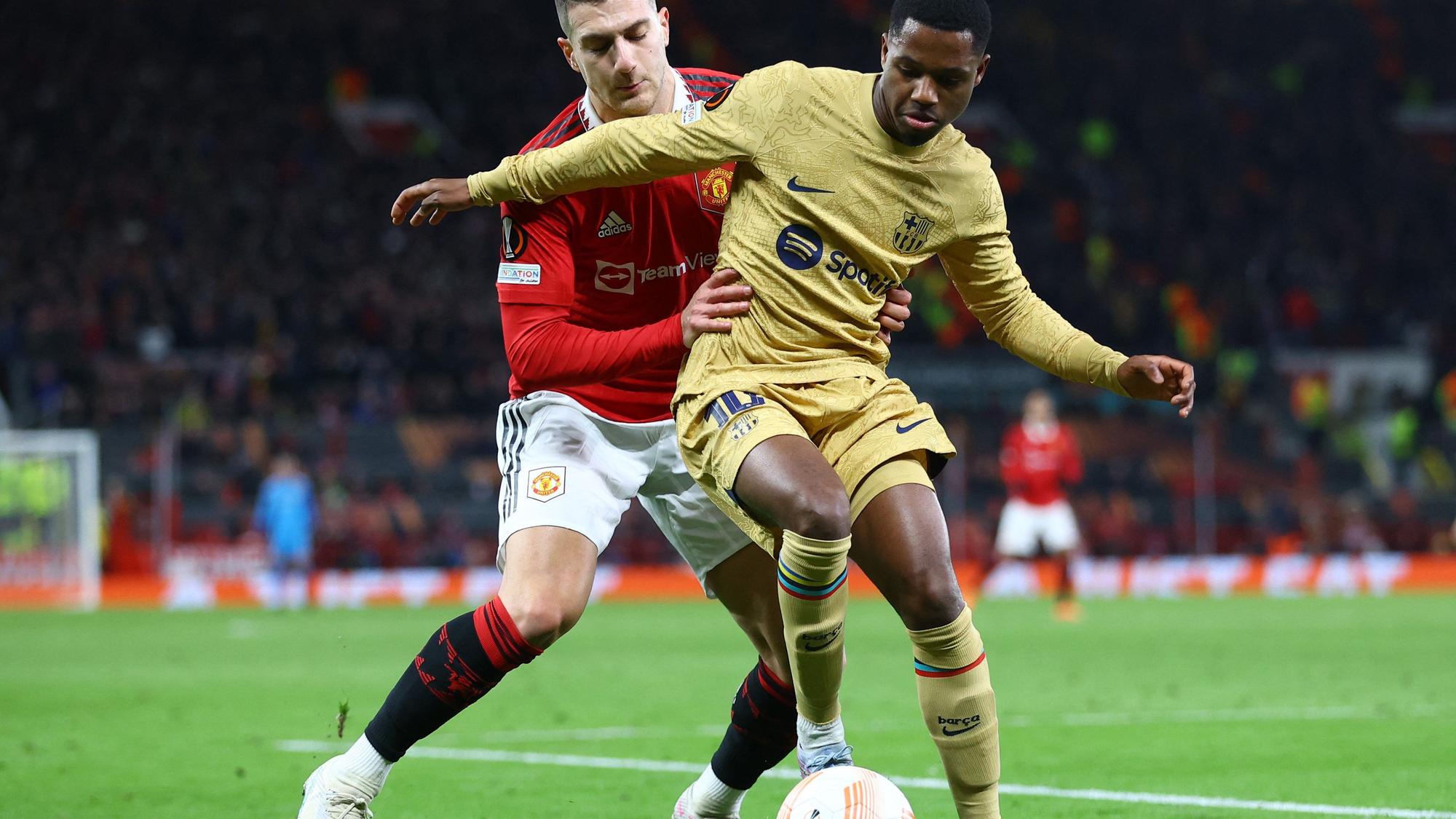 Ansu Fati controla el balón ante Diogo Dalot durante el United-Barça en Old Trafford.