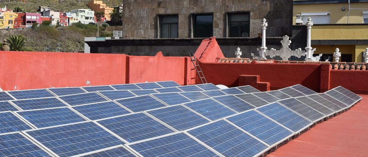 Unas placas solares en la azotea del Ayuntamiento de La Laguna.