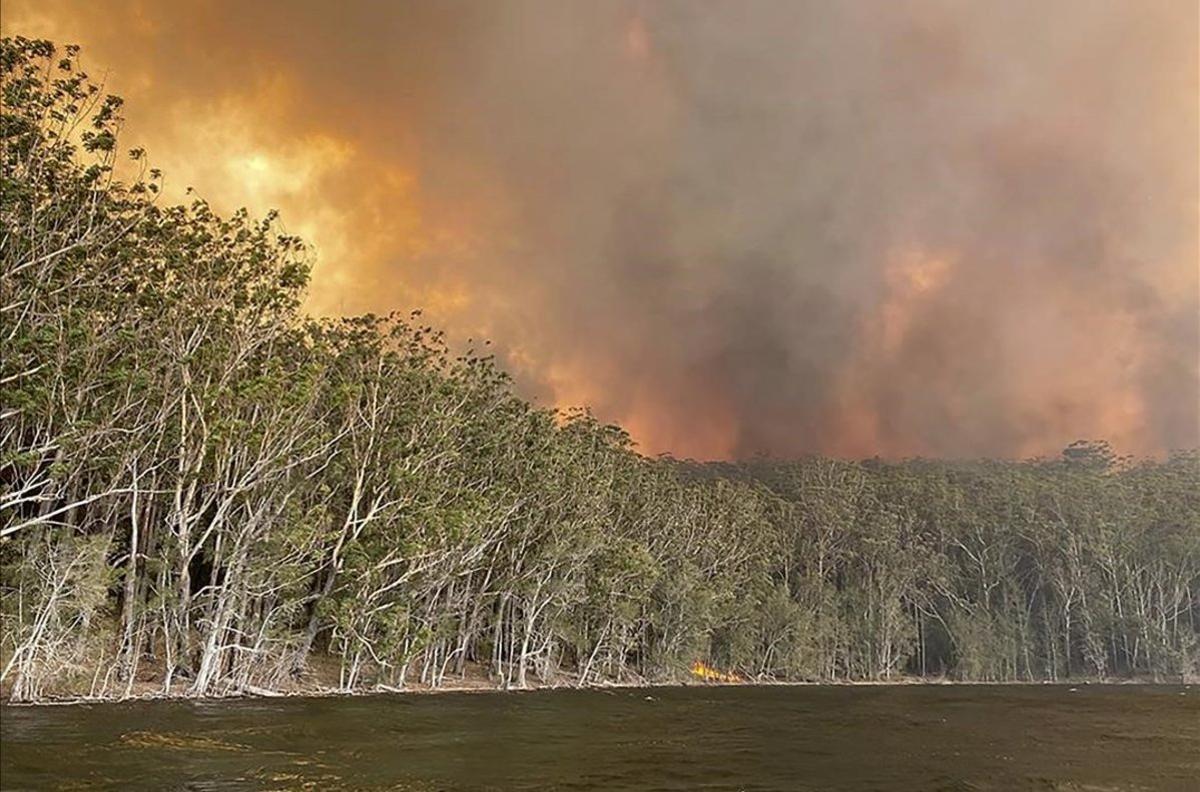 Fuego en los alrededores del lago Conjola.