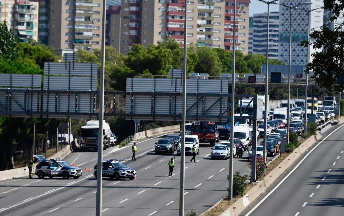 Operativo de Mossos para encontrar a Puigdemont en Gran Vía frente al Oncológico