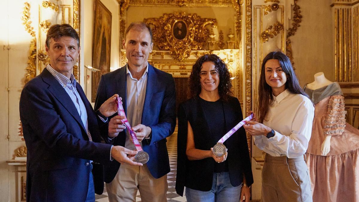 Autoridades, en la presentación de la ICAN Triathlon Gandía.