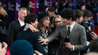Cannes suspende "La bola negra" con un 2,05/5: "Las metáforas visuales son agotadoras y no dejan al espectador hacer sus propias conexiones. Reconocen que la película crece cuando se detiene en un detalle: una canción, una fiesta, un silencio
