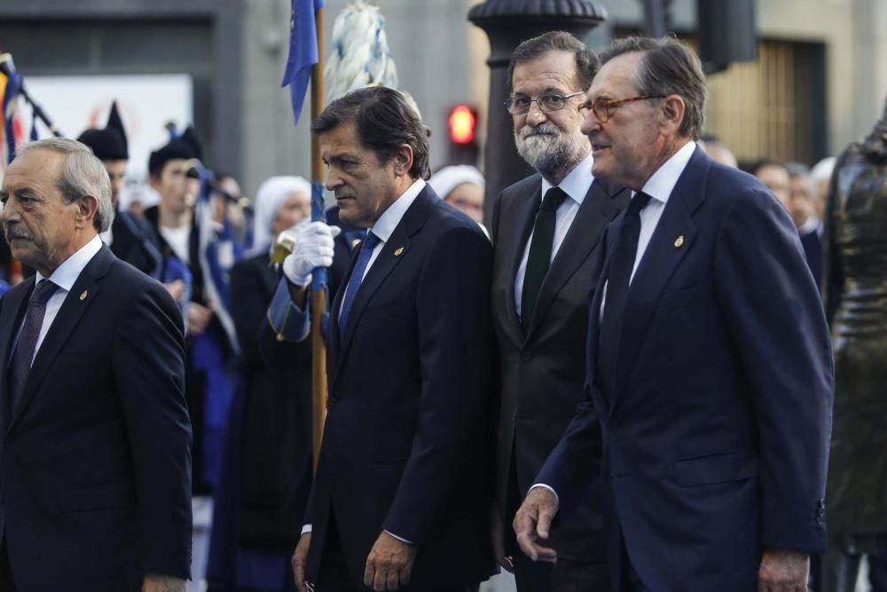 Desfile de los Reyes, personalidades y premiados en la alfombra azul