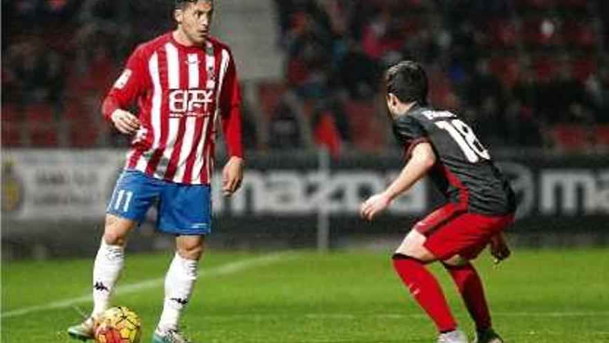 Aday Benítez mira d&#039;encarar Iriondo durant el partit contra el Bilbao Athletic a Montilivi (2-1).