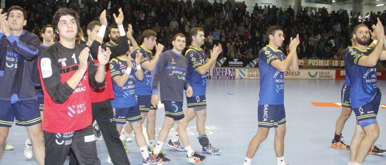 La plantilla del Cangas aplaude a la afición de O Gatañal por su apoyo en el partido de Copa EHF. // S.Á.