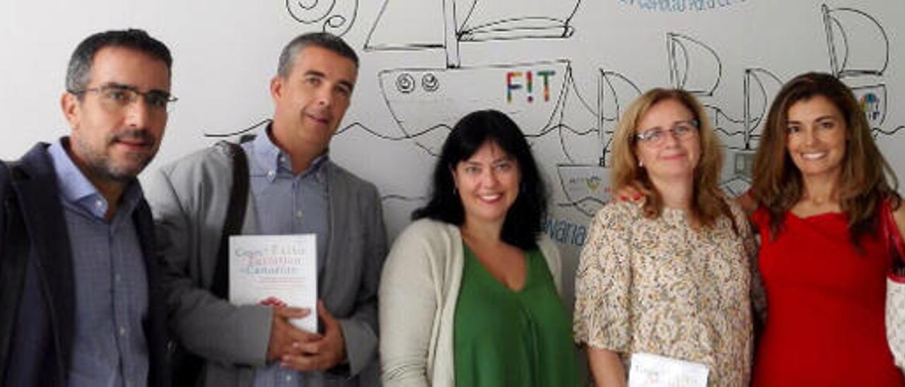 Raúl Hernández, director cátedra Ashotel de la ULL; Eduardo Parra (ULL), Rosa Batista, Pino Medina y Teresa Aguiar, directora del libro &#039;Casos de éxito turístico en Canarias&#039; y profesora de la ULPGC.