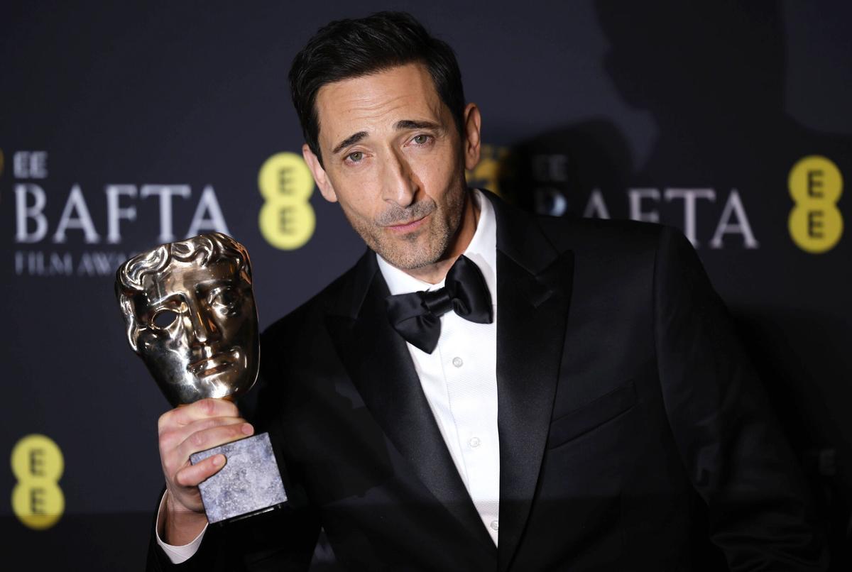 El estadounidense Adrien Brody posa con el premio BAFTA al mejor actor por 'The Brutalist'.