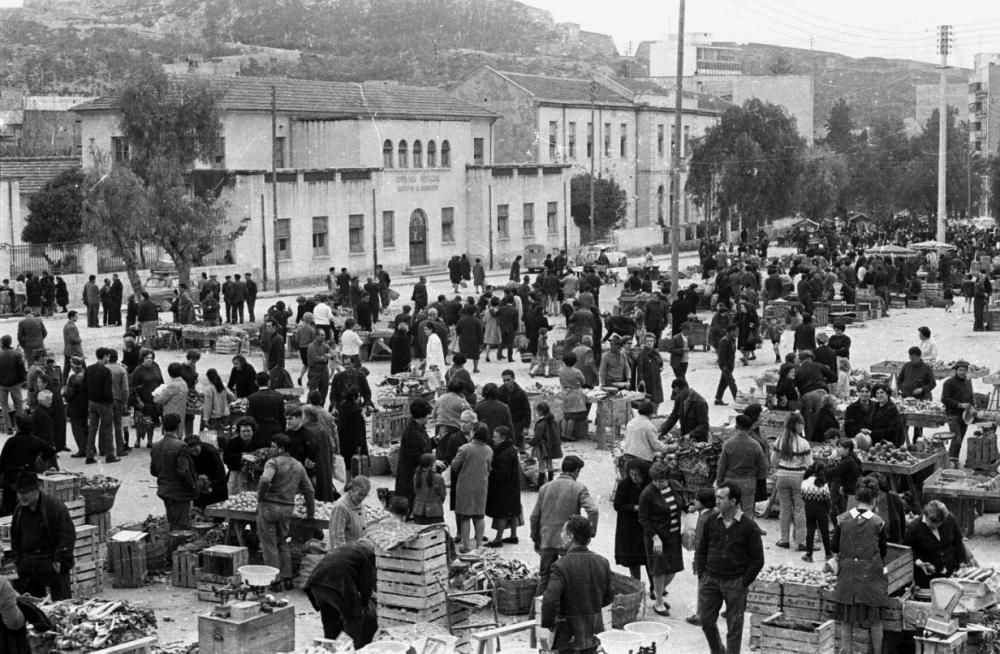 Las compras de alimentación para la Navidad se realizaban en los mercados de abastos que estaban a reventar