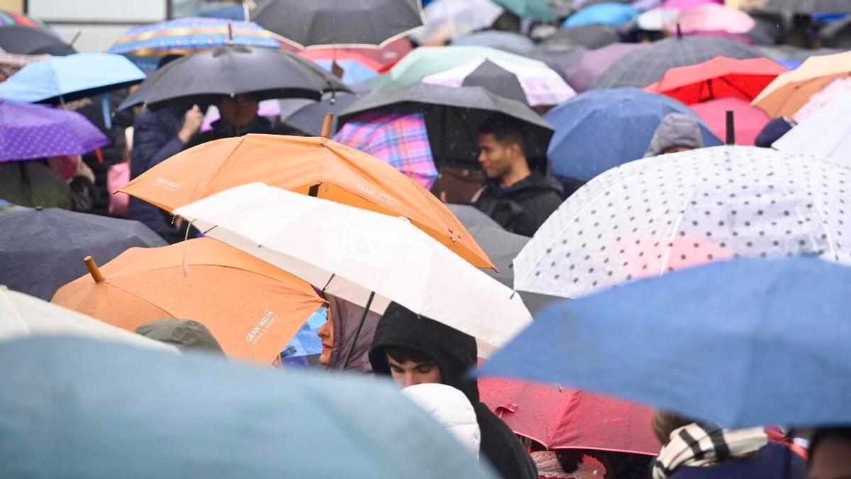 Gente con paraguas bajo la lluvia en Barcelona.