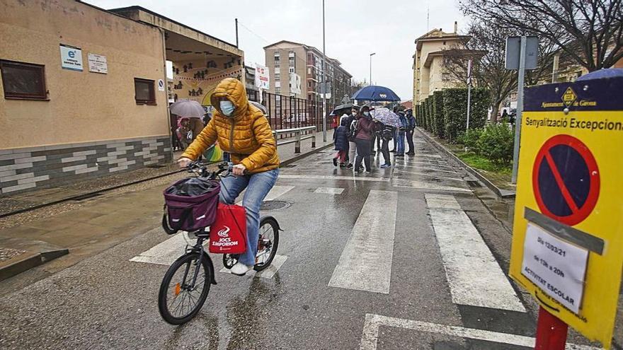 El tall davant l&#039;escola Àgora fa un mes, amb la senyalització de prohibit aparcar.