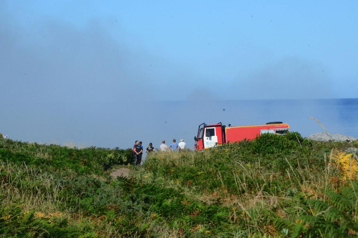 El primer incendio forestal del verano en O Morrazo quemó 3.500 metros cuadrados de monte raso en Cabo Udra, dentro de los terrenos de la Comunidade de Montes en Man Común de Beluso (Bueu). El primer incendio forestal del verano en O Morrazo quemó 3.500 metros cuadrados de monte raso en Cabo Udra, dentro de los terrenos de la Comunidade de Montes en Man Común de Beluso (Bueu).