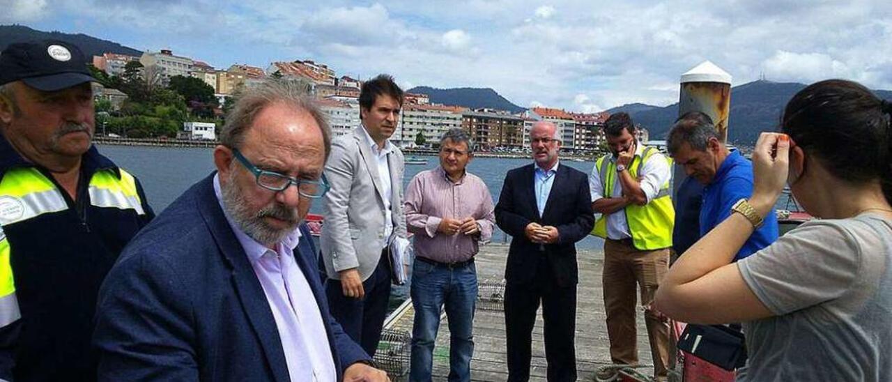 El presidente de Portos de Galicia, en el centro, en la visita que realizó en junio para supervisar el inicio de las obras en el pantalán. // FdV