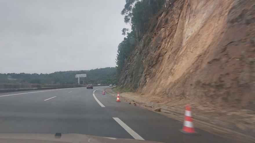 Situación del talud que se desprendió en Domaio. | // G.N.