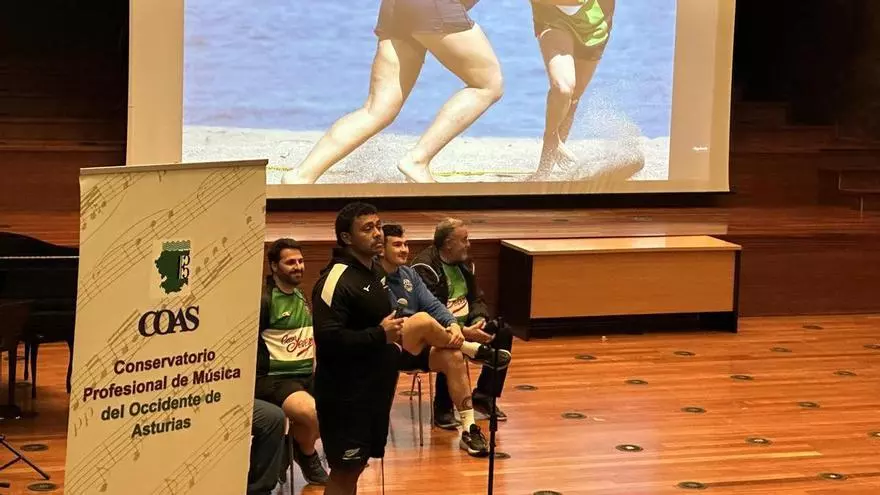 El rugby entra en el aula de Valdés y ofrece lecciones de respeto y esfuerzo