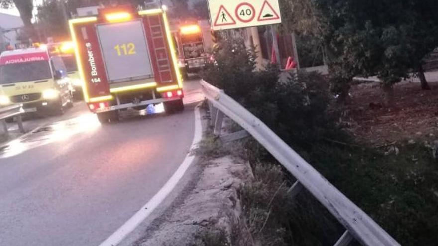 Una ambulancia y bomberos que han procedido al excarcelamiento del fallecido accidentado en Parcent