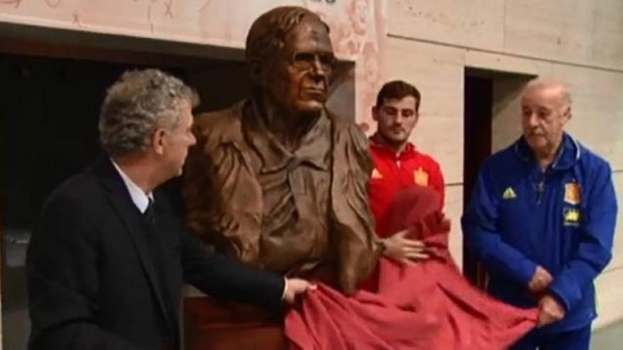 Inaugurada la escultura a Luis Aragonés en la Ciudad del Fútbol