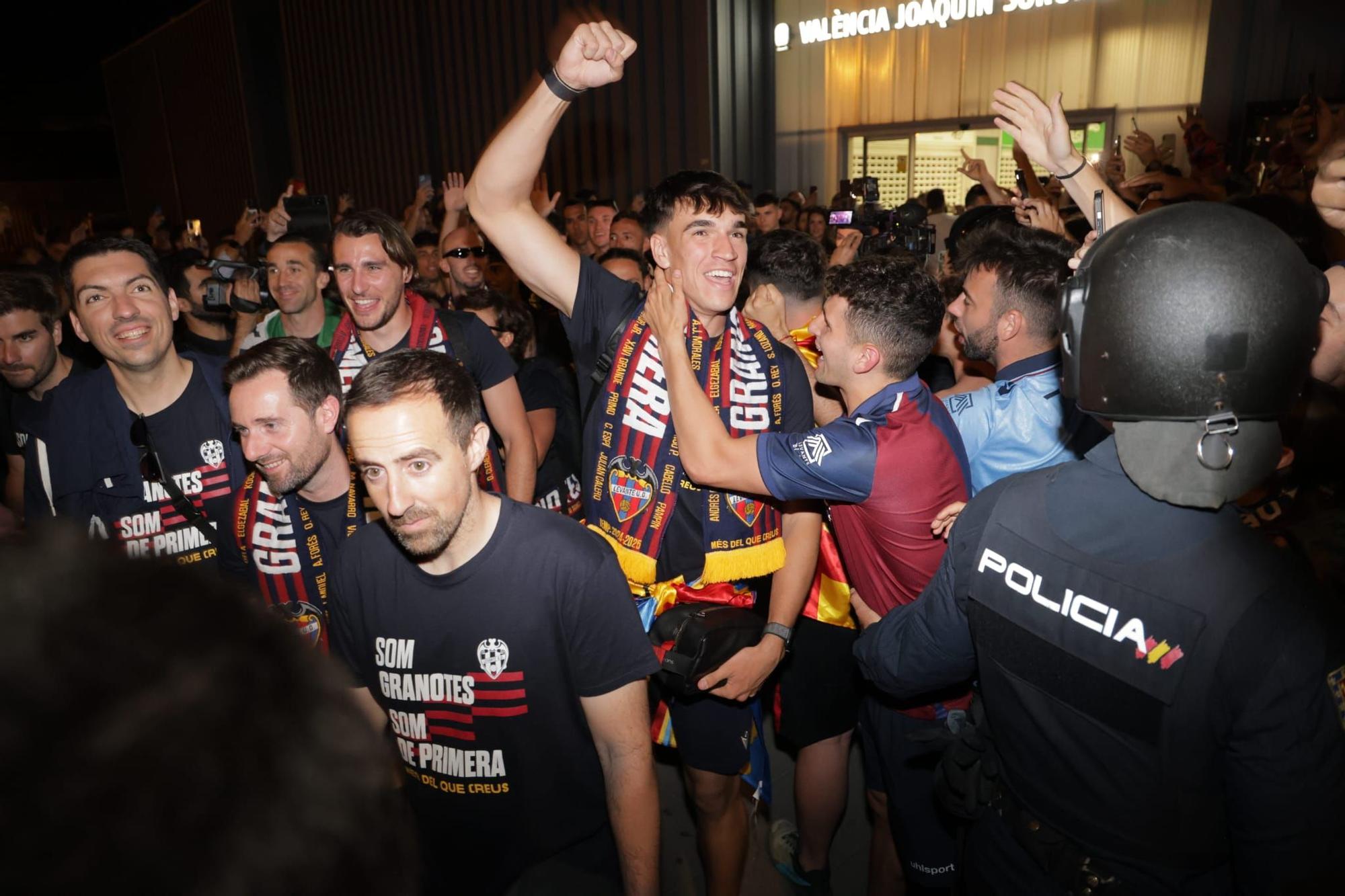El Levante Ud llega a València tras conseguir el ascenso en Burgos