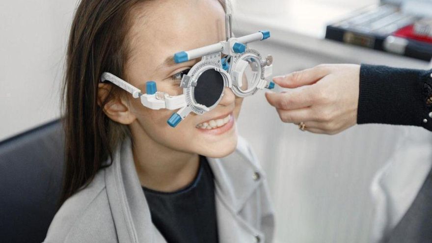 Estas son las personas que pueden conseguir las gafas y lentillas gratis con el cambio en Sanidad