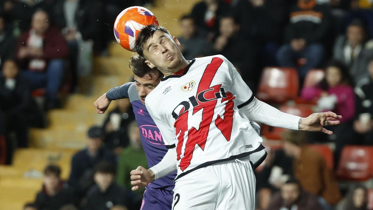 MADRID, 04/04/2025.- El defensa rumano del Rayo Vallecano Andrei Rațiu despeja un balón de cabeza este viernes, durante el partido de la jornada 30 de LaLiga EA Sports, entre el Rayo Vallecano y el RCD Espanyol, en el estadio de Vallecas, en Madrid. EFE/ Juanjo Martín
