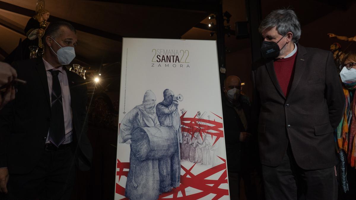 Ricardo Flecha junto a su cartel y al secretario de la Junta pro Semana Santa Emilio Ferrero