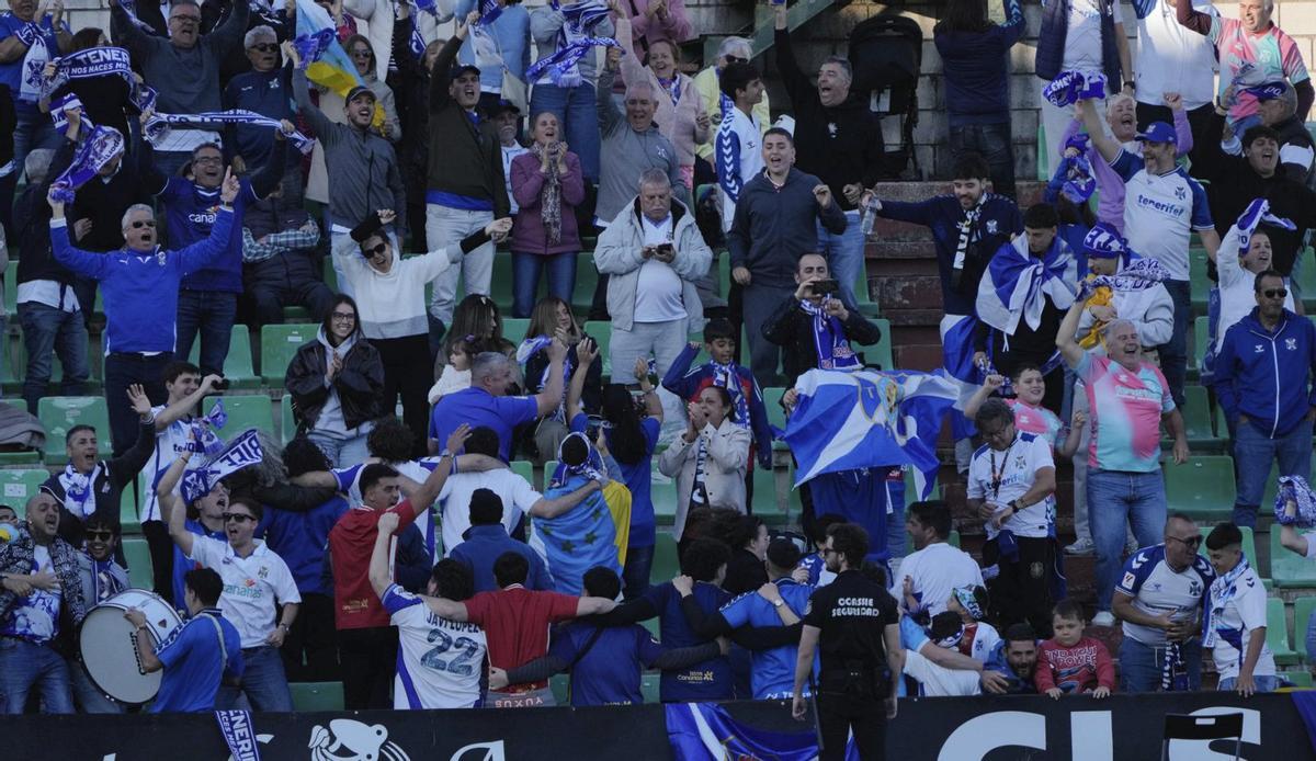 Aficionados blanquiazules, el pasado domingo en las gradas del José Fouto. | AGENCIA LOF