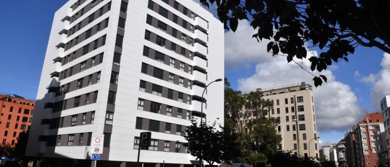 Edificio de Célere en la plaza de la Fábrica de Tabacos, recientemente terminado.