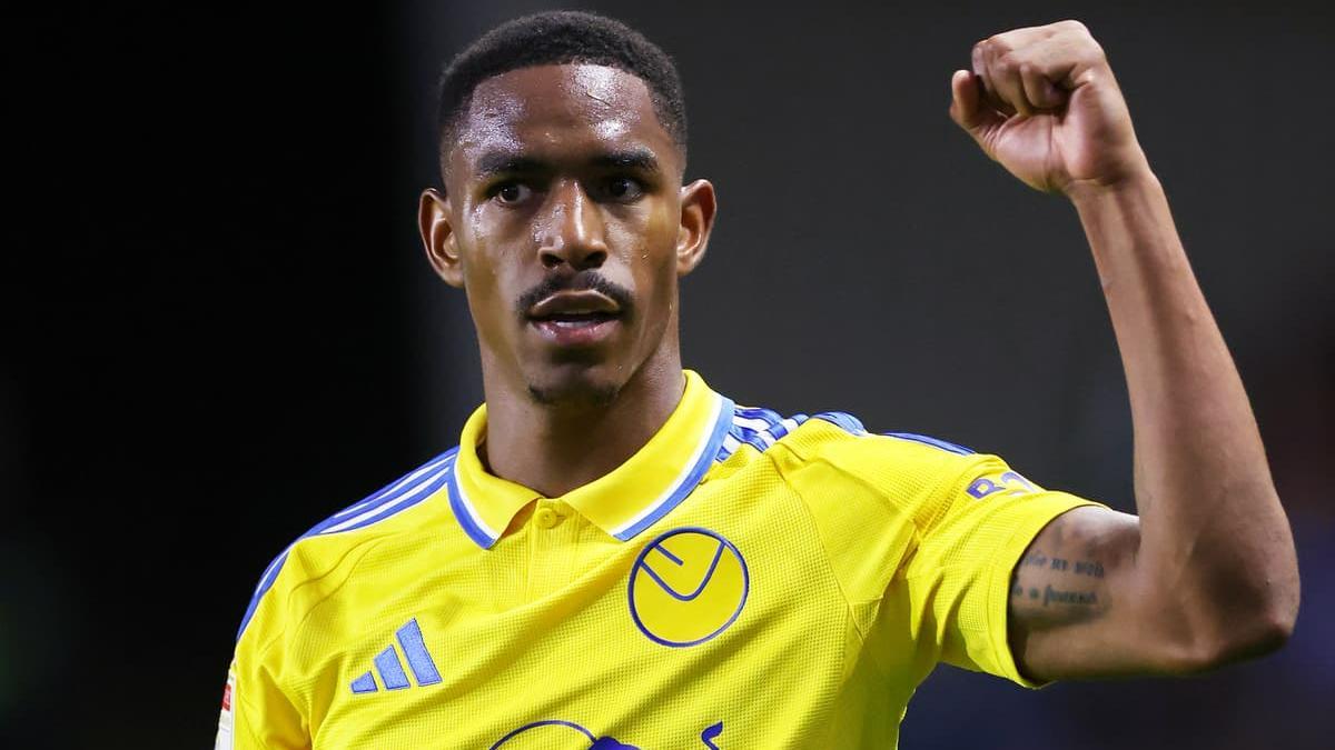 Junior Firpo, que estaba rindiendo a gran nivel este curso con el Leeds, apunta a regresar este sábado tras un mes de baja por lesión
