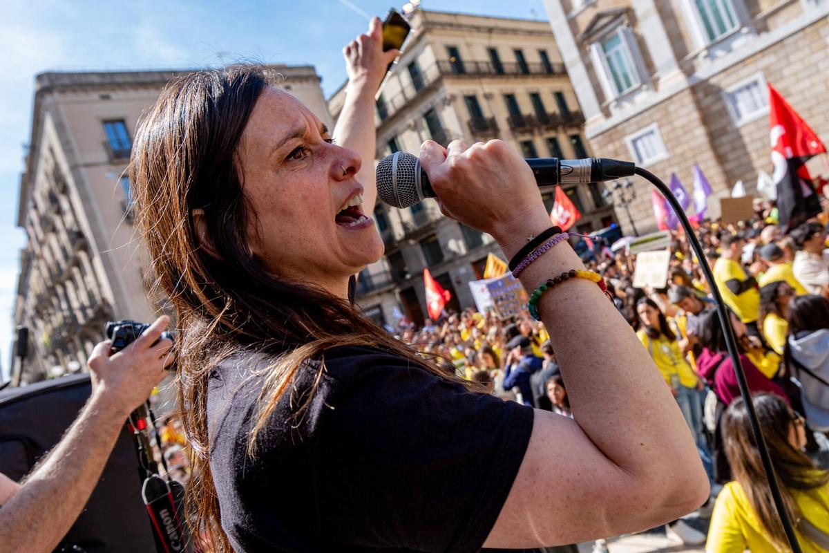 Docentes en huelga se manifiestan en la plaza de Sant Jaume de Barcelona, el 16 de marzo de 2026. Docentes en huelga se manifiestan en la plaza de Sant Jaume de Barcelona, el 16 de marzo de 2026.