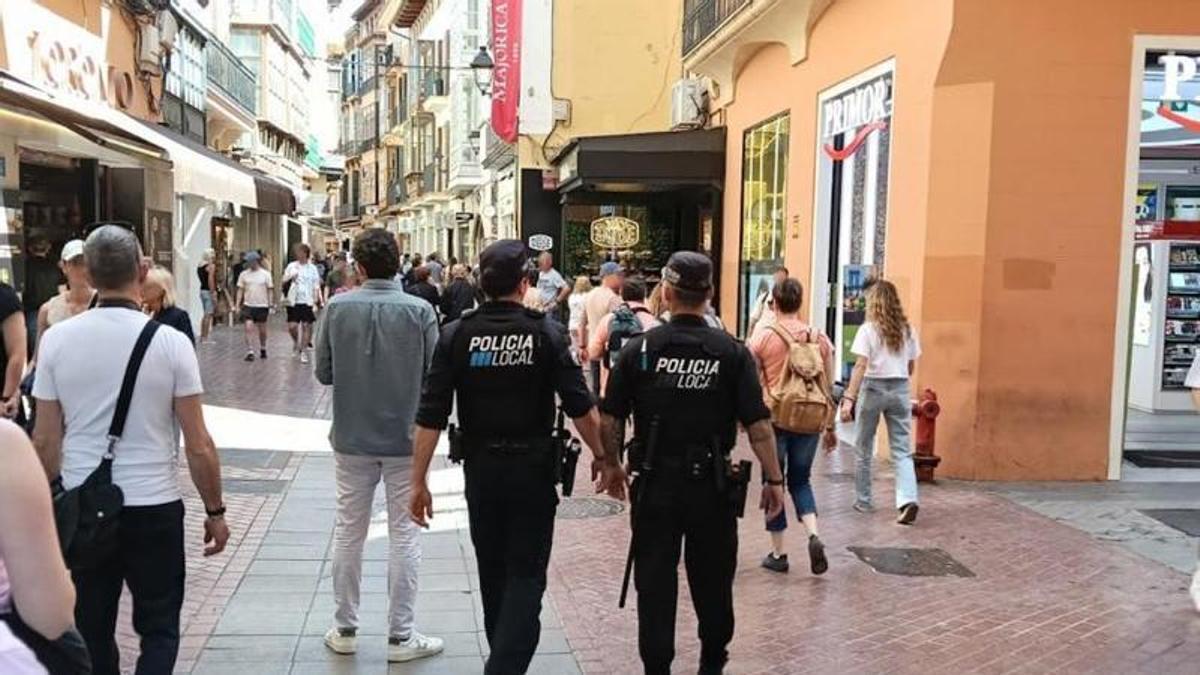 Imagen de archivo | Agentes de la Policía Local en el centro de Palma.