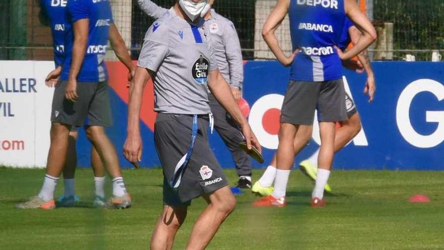 El técnico del Deportivo, Fernando Vázquez, ayer sobre el césped de Abegondo.