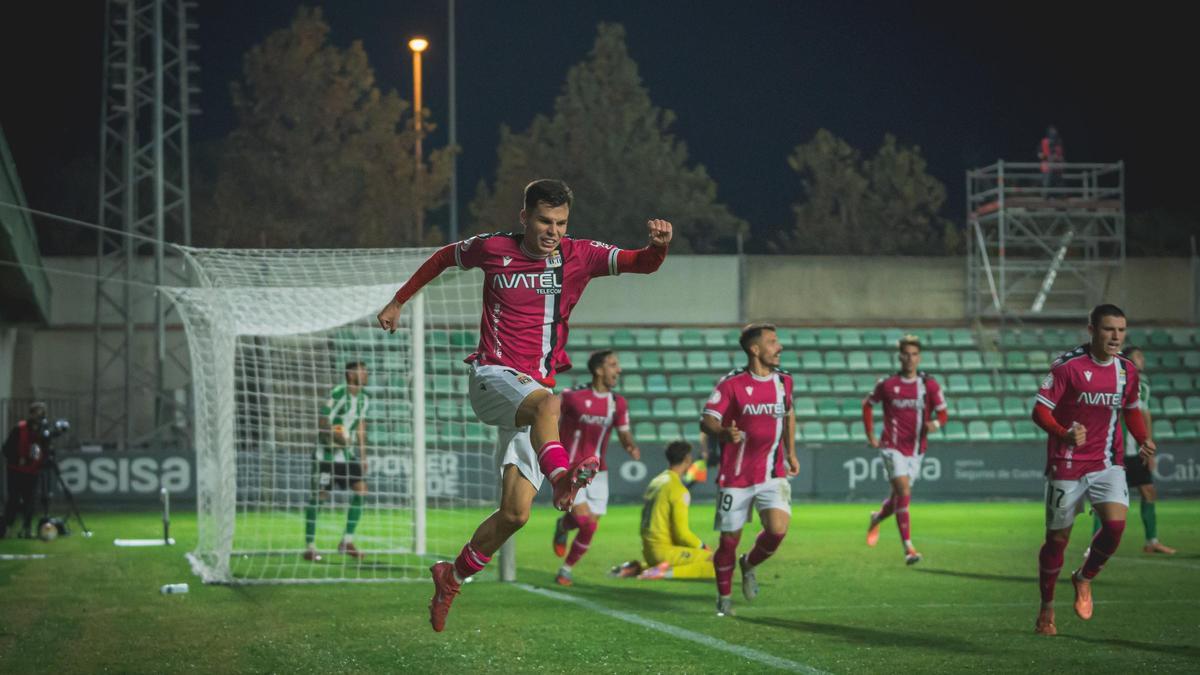 Luismi celebra el gol que le da los tres puntos al FC Cartagena en su visita al Betis Deportivo.