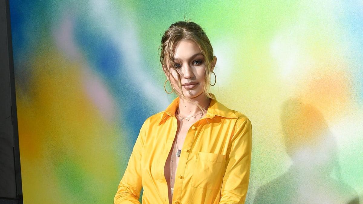 Gigi Hadid vestida de amarillo en Nueva York