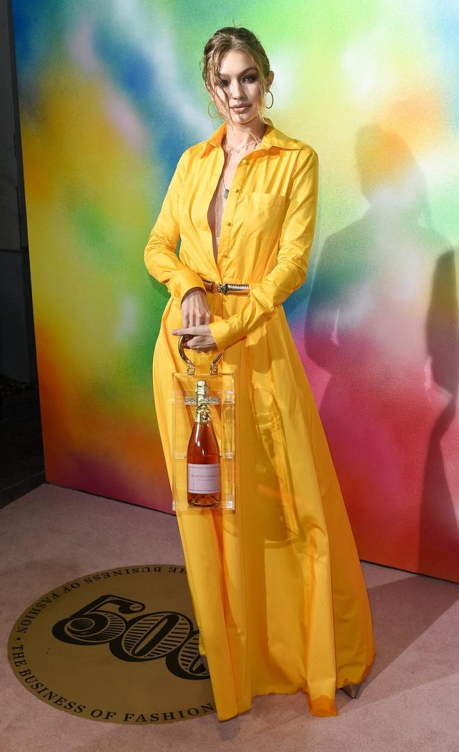 Gigi Hadid vestida de amarillo en Nueva York