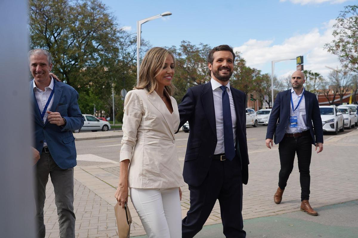 El presidente saliente, Pablo Casado, con su mujer a la llegada a el Palacio de Congresos y Exposiciones de Sevilla (FIBES) XX en el congreso extraordinario del PP, a 1 de abril de 2022, en Sevilla, Andalucía (España). El Partido Popular encumbrará en est