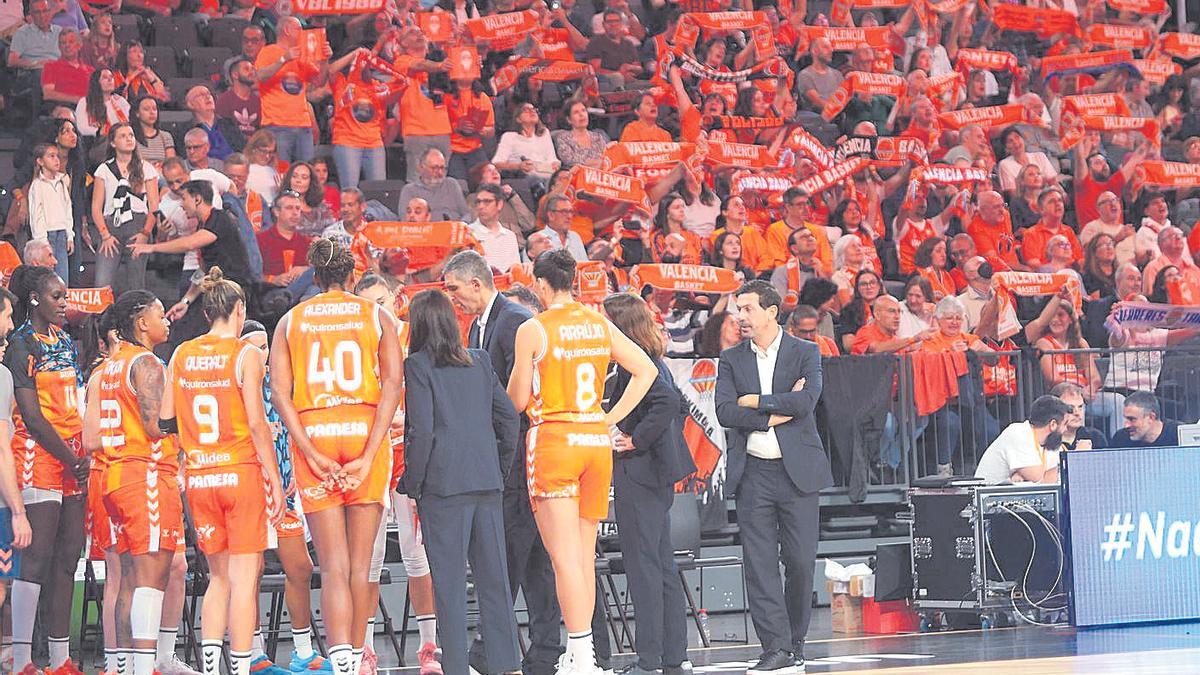 Las jugadoras del Valencia BC, en una charla de Rubén Burgos en la victoria ante el Euskotren en el Roig Arena.