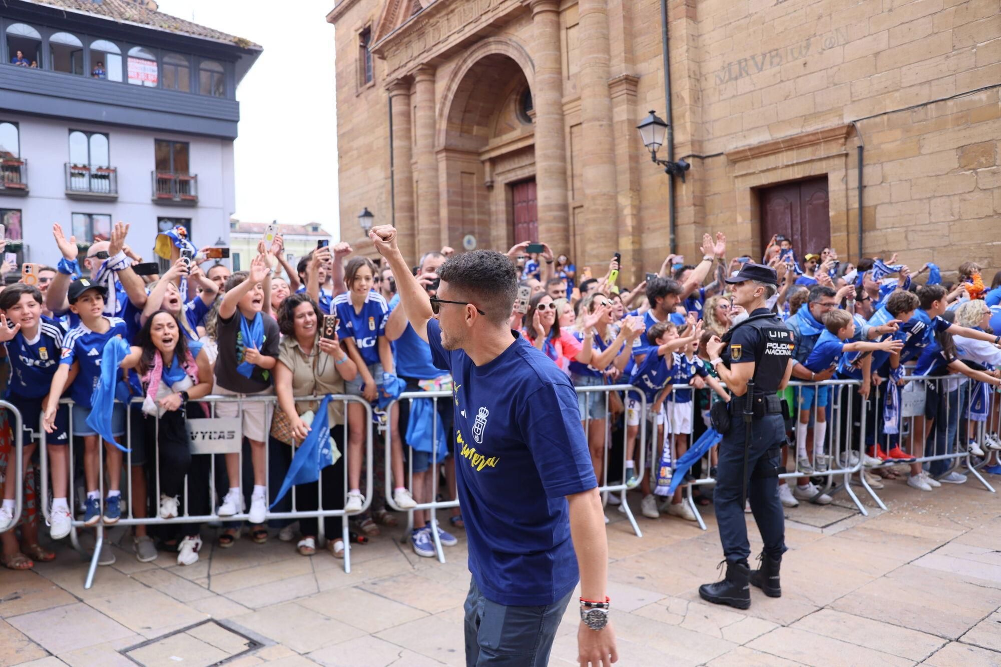 Locura azul en las calles de Oviedo para celebrar el ascenso del equipo a Primera División