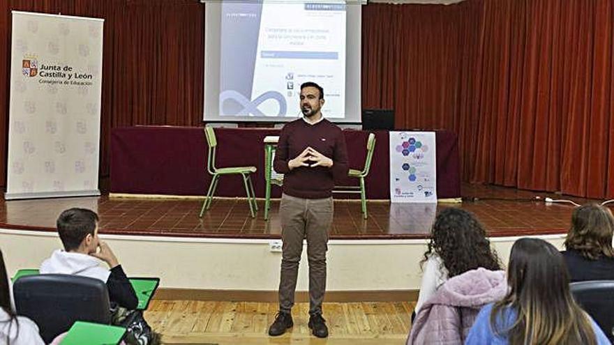 El experto Alberto Ortega Cámara se dirige a los alumnos del curso de formación de convivencia escolar, desarrollado en el salón de actos del IES Universidad Laboral.