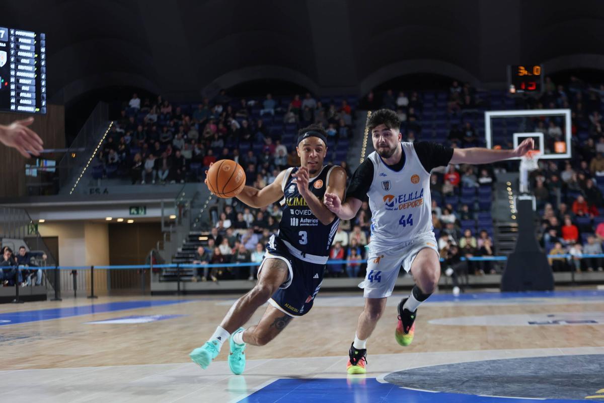 Marques Townes, con el balón, en el partido ante Melilla en el Palacio de los Deportes de Oviedo