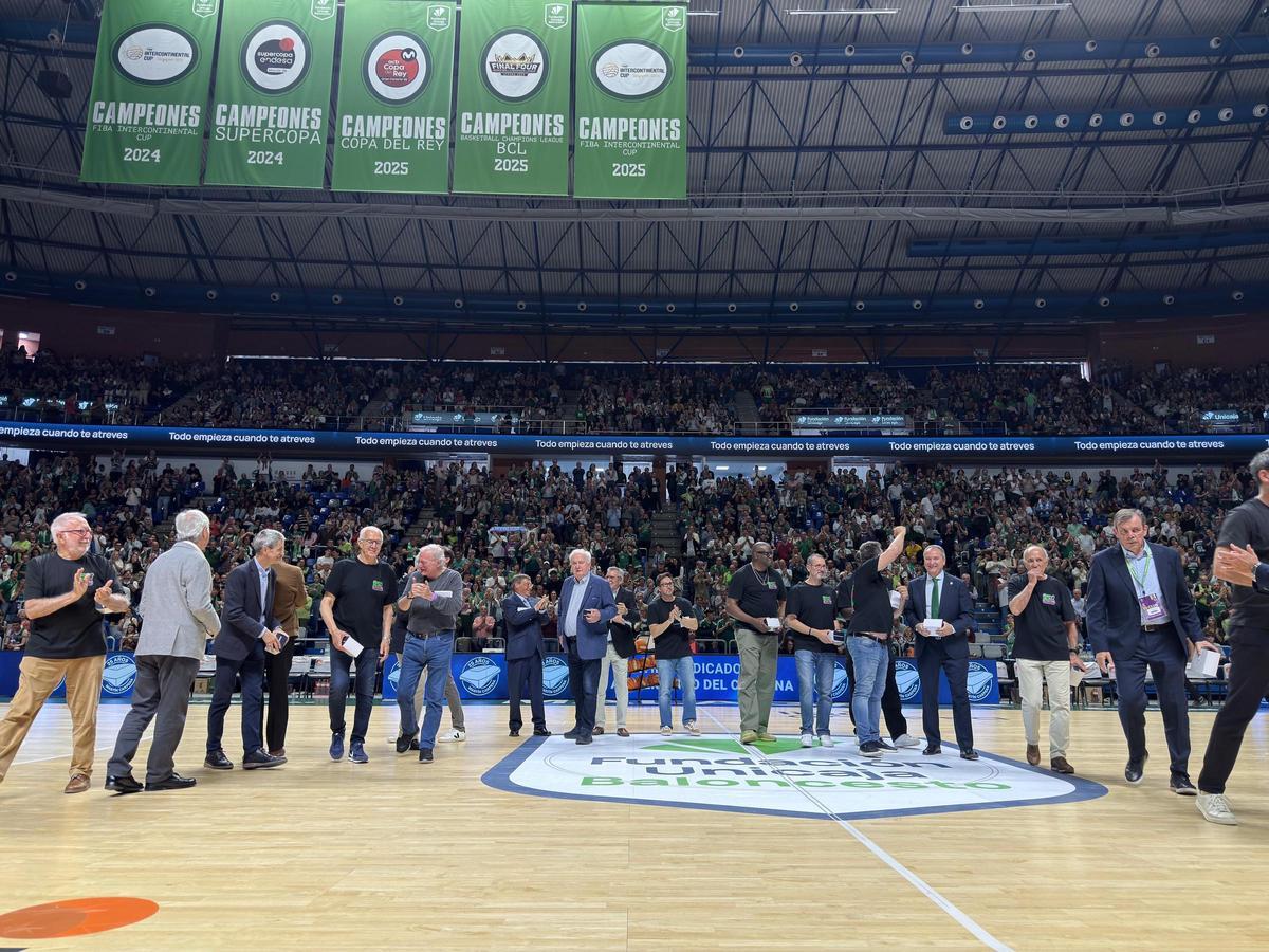 Los héroes de la Copa Korac 2001 en su homenaje en el Martín Carpena.