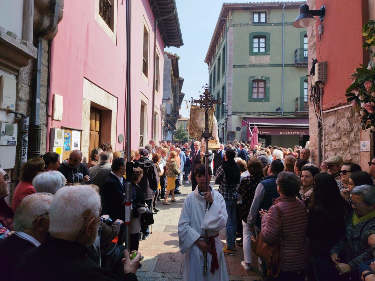 Emocionante procesión del Santo Encuentro en Llanes