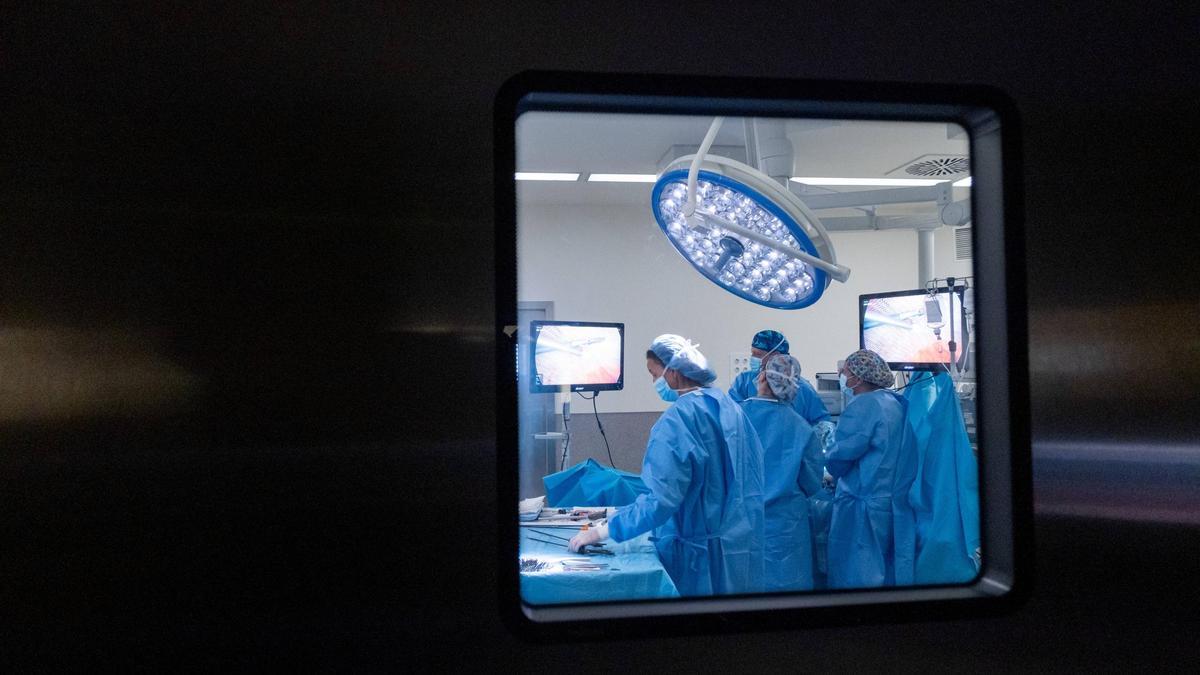 Intervención quirúrxica nel HUCA.