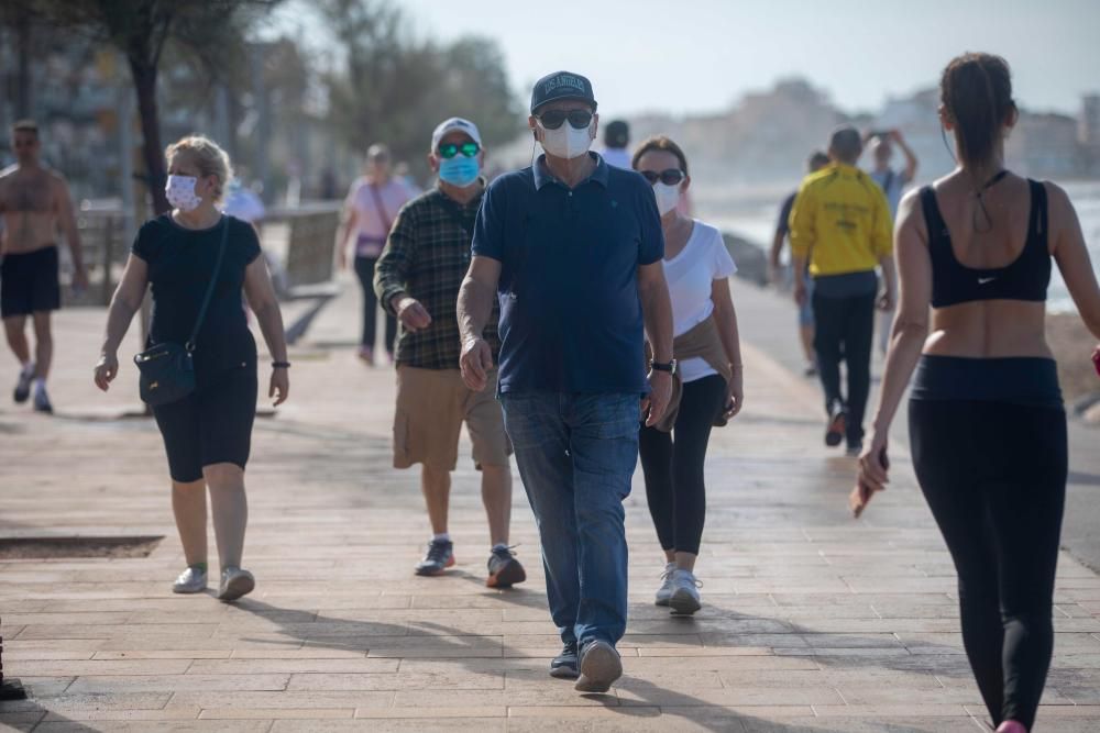 Los mallorquines vuelven a las calles para hacer deporte y pasear