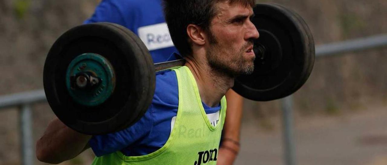 Otero, durante un entrenamiento con el Real Avilés.