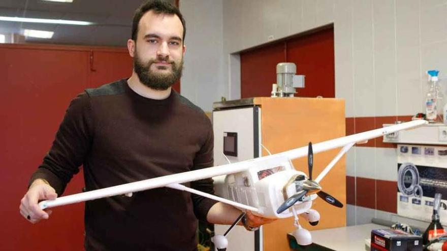 Rubén Barba Manzano, con el prototipo de la aeronave en un laboratorio del Campus Viriato.